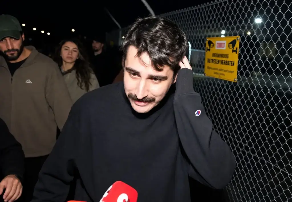 88 gün tutuklu kaldı — Komedyen Deniz Göktaş cezaevinden çıktı görseli