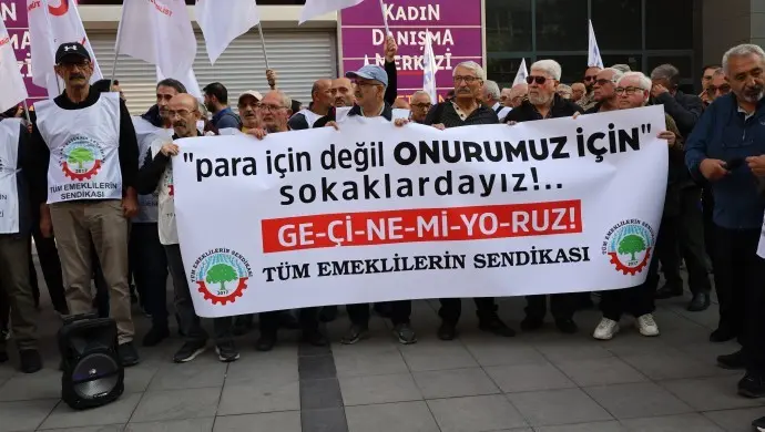Tüm Emekli-Sen eylem yaptı