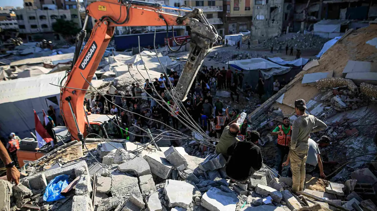 Gazze’de saldırılarda hasar gören bina çöktü: