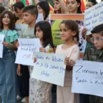 Haseke ve Dirbêsiyê’de protesto vardı — Suriye hükümetine çağrı: Kürtçe eğitim hakkı tanınsın görseli