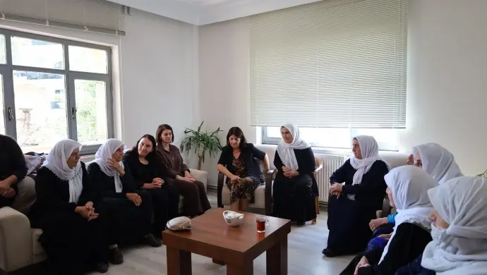 Barış Annelerini ziyaret etti — Buldan: Somut adımların atıldığı bir sürece gireceğiz görseli