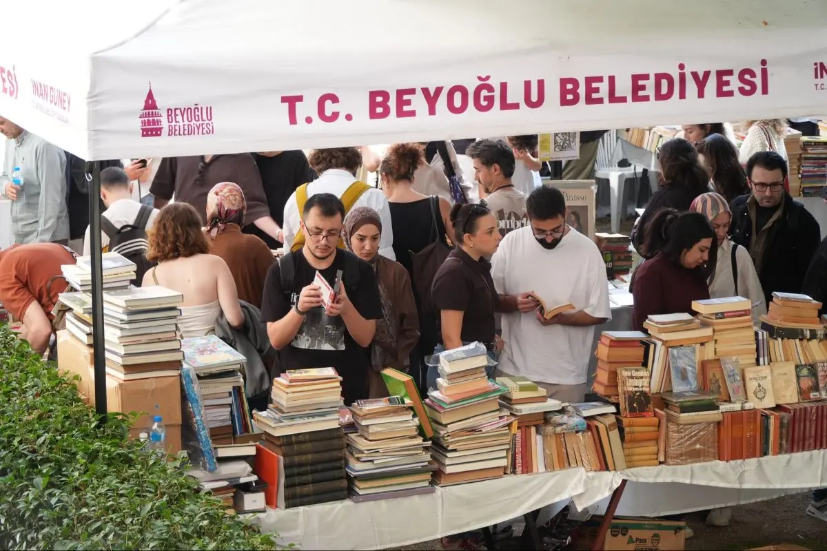 Sokakta kitap kokusu