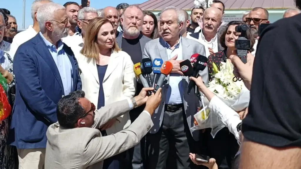 Demirtaş’ın mesajını iletti — Selçuk Mızraklı tahliye edildi: 'Bu mücadeleye güç verin' görseli