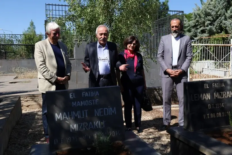 ‘Siyasi tutsaklar özgürleşene dek mücadeleye devam!’ — Mızraklı mezarlıkları ziyaret etti görseli