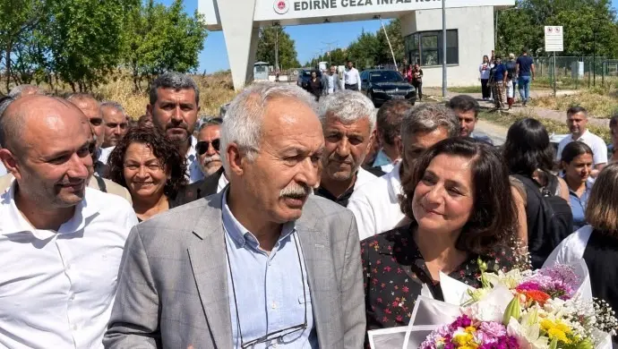 ‘Yeniden umut ve sevda ile’ — Selçuk Mızraklı tahliye edildi görseli