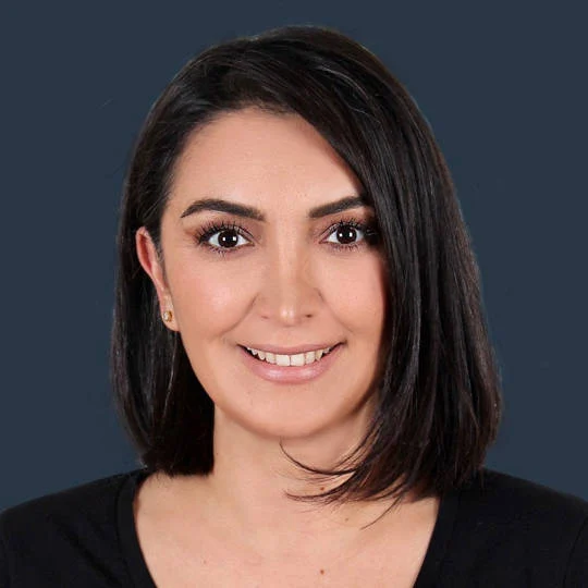 Selin NAKIPOĞLU isimli yazarın fotografı