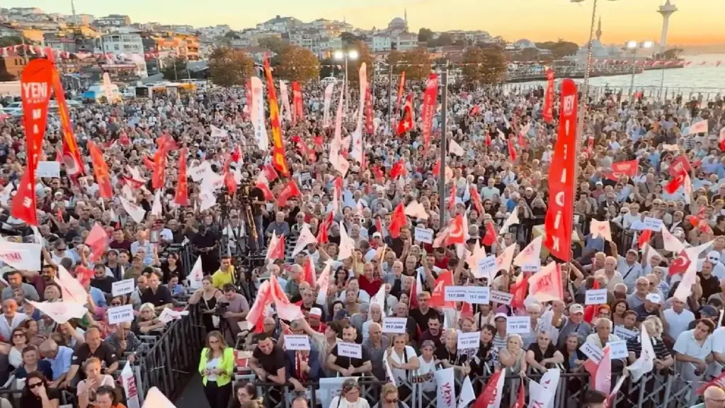 Üsküdar’da Erdoğan’ı eleştirdi — Özel’den 12 Eylül göndermesi: Asıl mesele hiç değişmiyor görseli