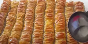 Baklava fiyatları yükselince evde yapmaya başladılar! Hazır yufkadan çıtır çıtır burma baklava tarifi