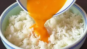 Arta kalan sakın pilavı çöpe atmayın. Ondan çok lezzetli bir yemek yapılıyor