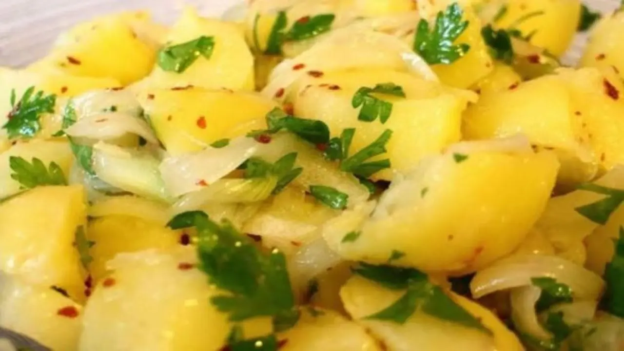 Patates salatasını daha doyurucu yapan yöntem! İçine 1 su bardağı eklemek yeterli