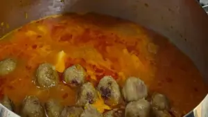 Sulu köfteyi lokanta usulü pişirmenin sırrı! Köfteler asla dağılmıyor