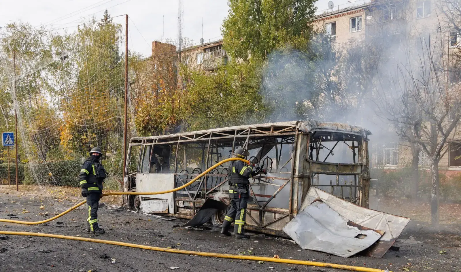 Kramatorsk’ta otobüs, Pryluky’de bina vuruldu