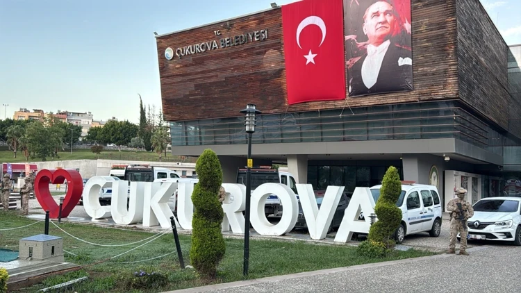Belediye Başkanı ve eski başkan da gözaltında