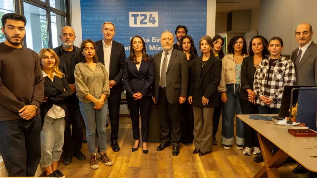 dem-parti-t24