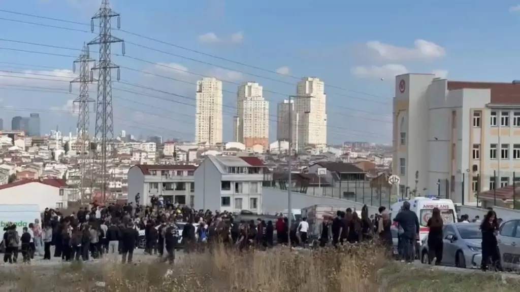 Olay Esenyurt’ta meydana geldi — Okulda bıçaklı saldırı: 2 öğrenci yaralandı görseli