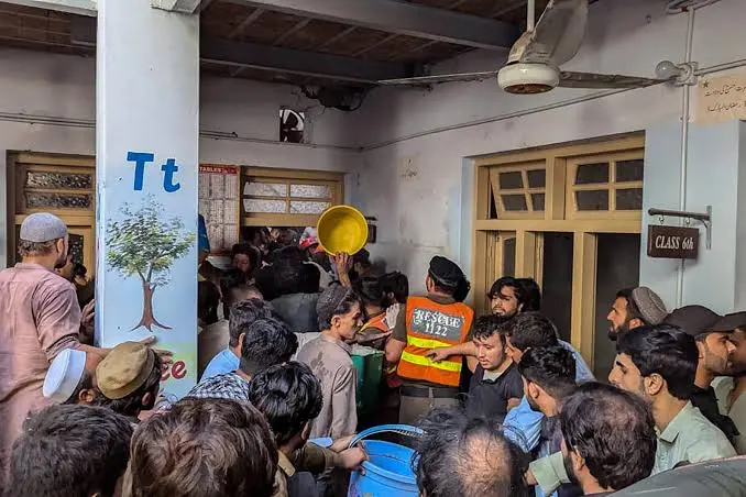 Pakistan’da okulun çatısı çöktü