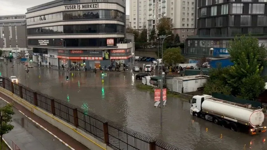 İstanbul’da sağanak yağış — Bazı ev ve işyerlerini su bastı görseli