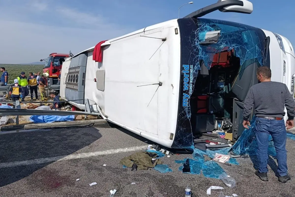 Yolcu otobüsü ile TIR çarpıştı