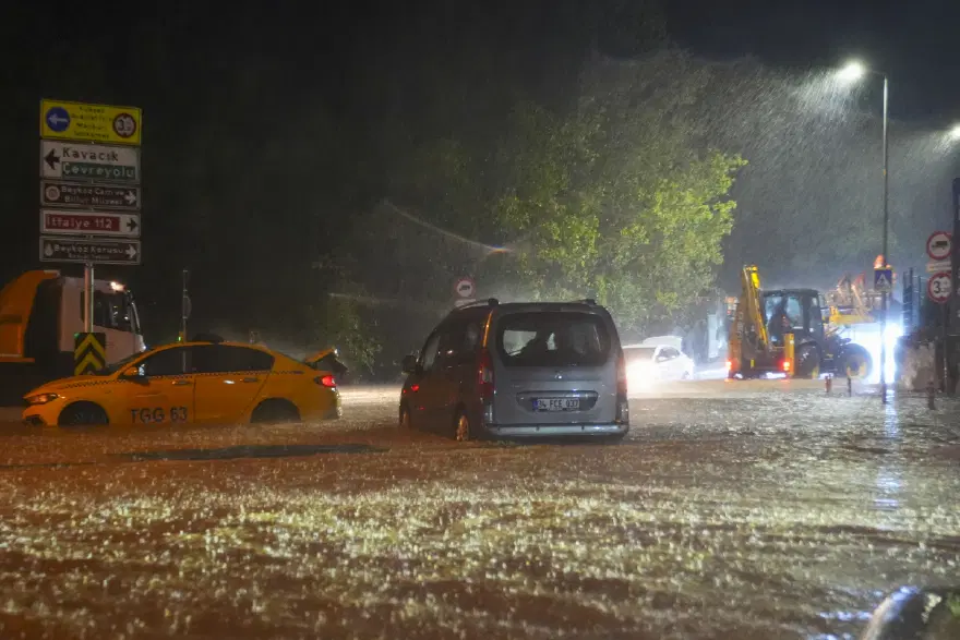 İstanbul’da dere suyu taştı